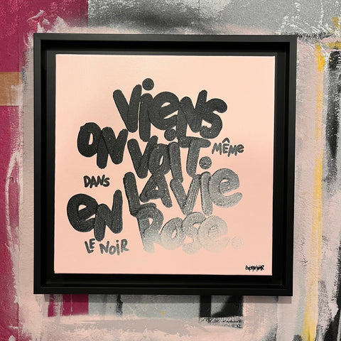 La vie en rose I Œuvre originale sur toile et caisse américaine de L’oiseau noir 30x30