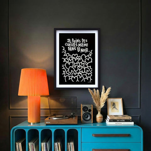 Je peins des cœurs même dans le noir I Œuvre originale encadrée de L’oiseau noir 30 x 42